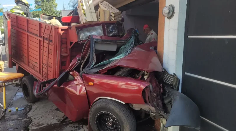 Camioneta se impacta contra una vivienda en Guadalajara